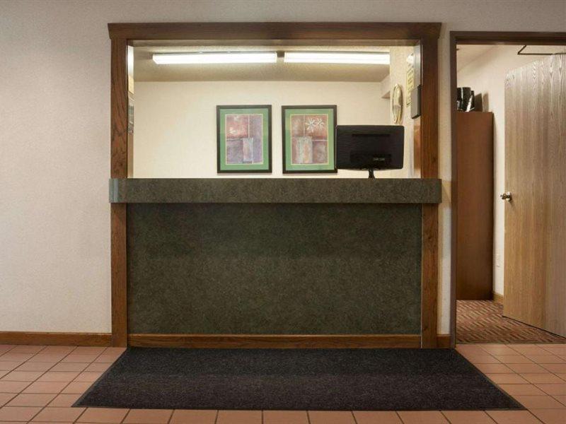 Super 8 By Wyndham Peoria Motel Екстериор снимка