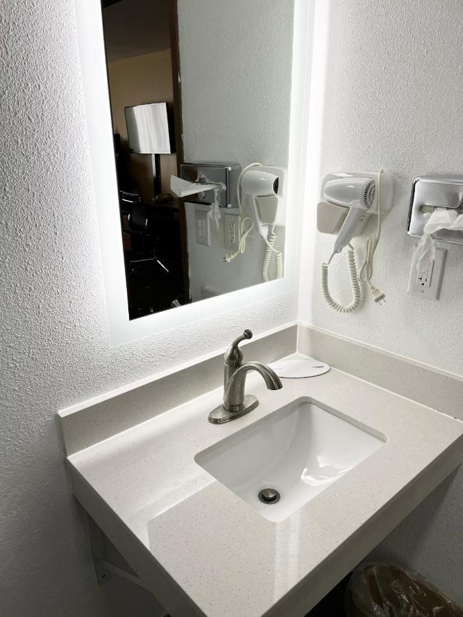 Super 8 By Wyndham Peoria Motel Екстериор снимка