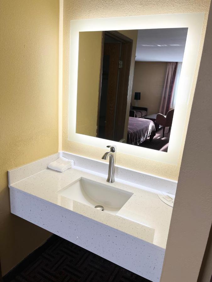 Super 8 By Wyndham Peoria Motel Екстериор снимка