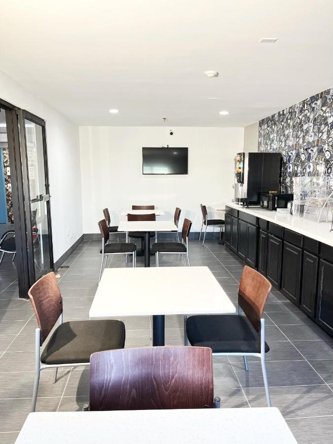 Super 8 By Wyndham Peoria Motel Екстериор снимка