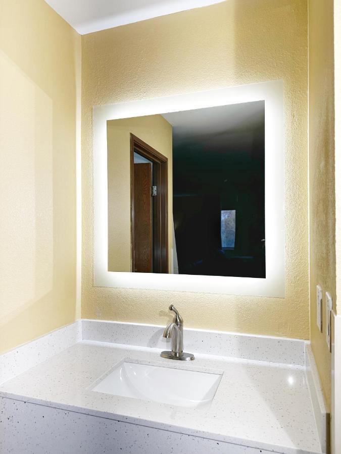 Super 8 By Wyndham Peoria Motel Екстериор снимка