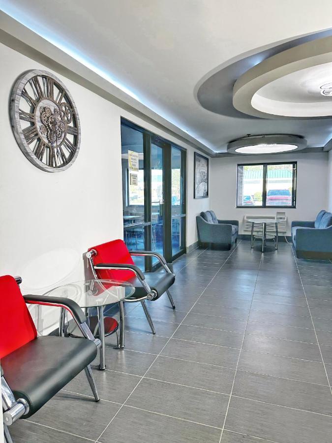 Super 8 By Wyndham Peoria Motel Екстериор снимка