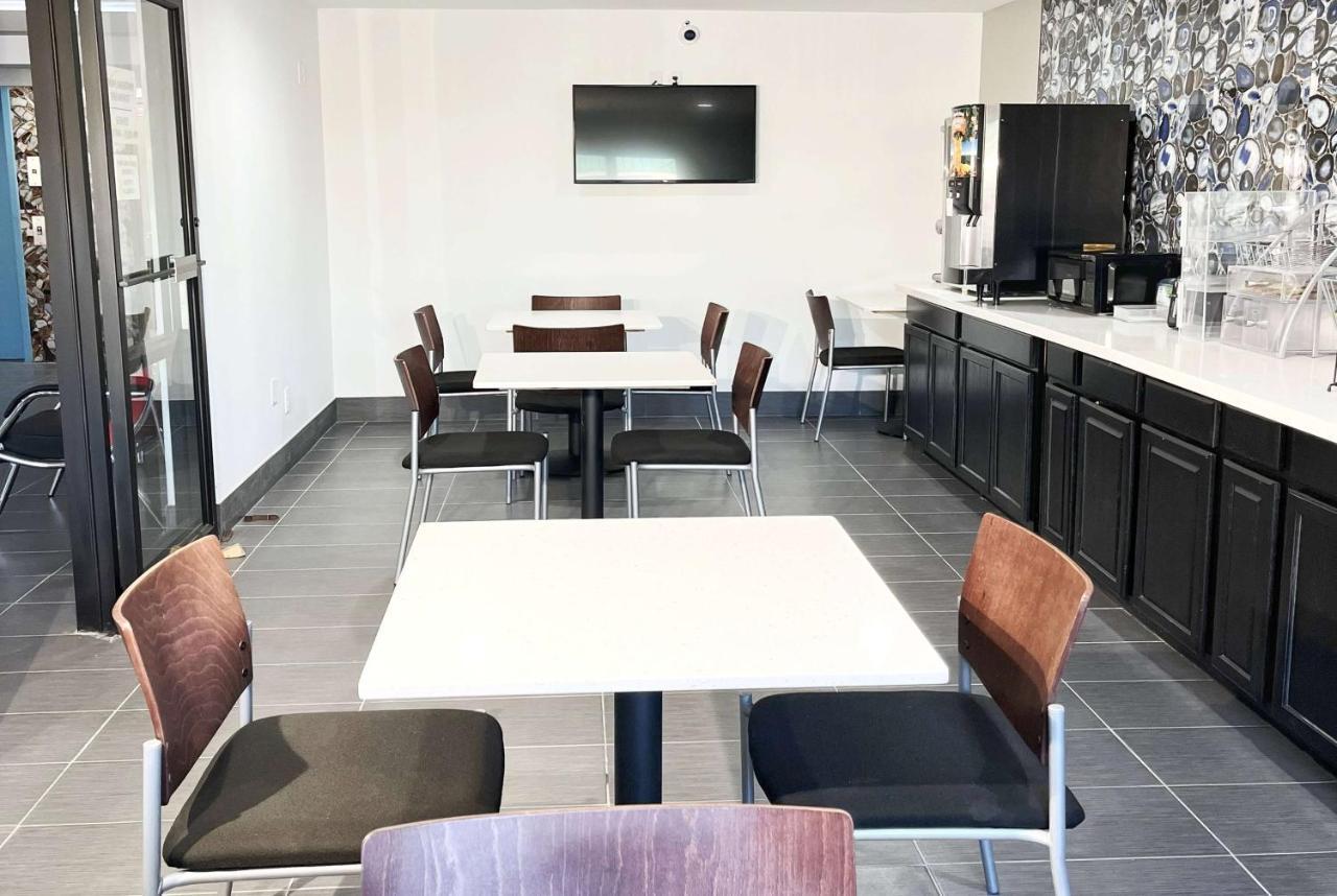 Super 8 By Wyndham Peoria Motel Екстериор снимка