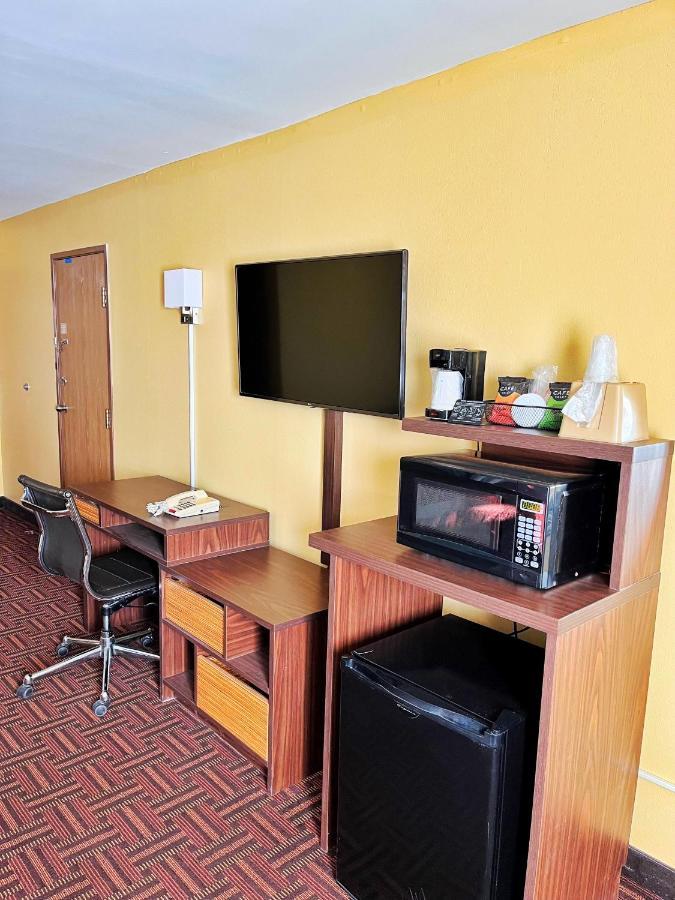 Super 8 By Wyndham Peoria Motel Екстериор снимка
