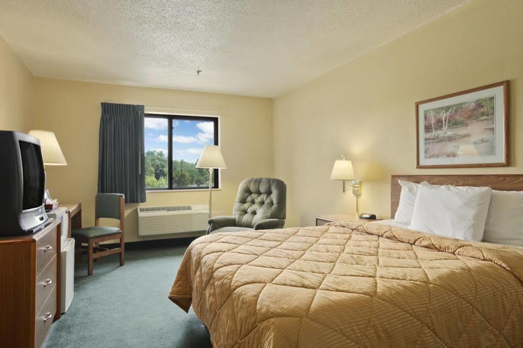 Super 8 By Wyndham Peoria Motel Екстериор снимка