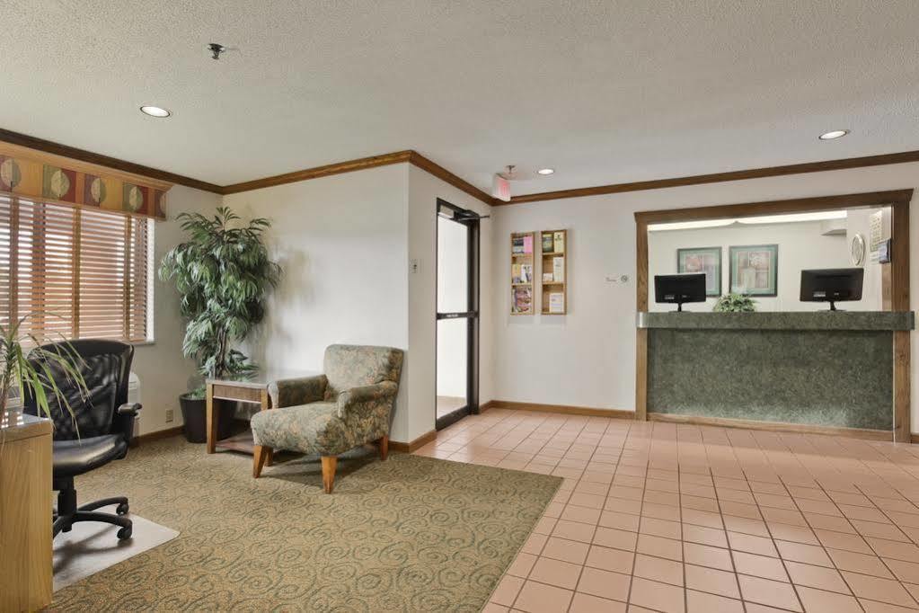 Super 8 By Wyndham Peoria Motel Екстериор снимка