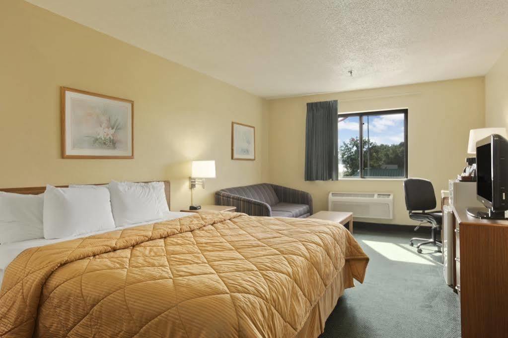 Super 8 By Wyndham Peoria Motel Екстериор снимка