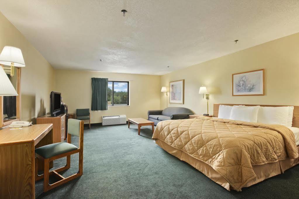 Super 8 By Wyndham Peoria Motel Екстериор снимка